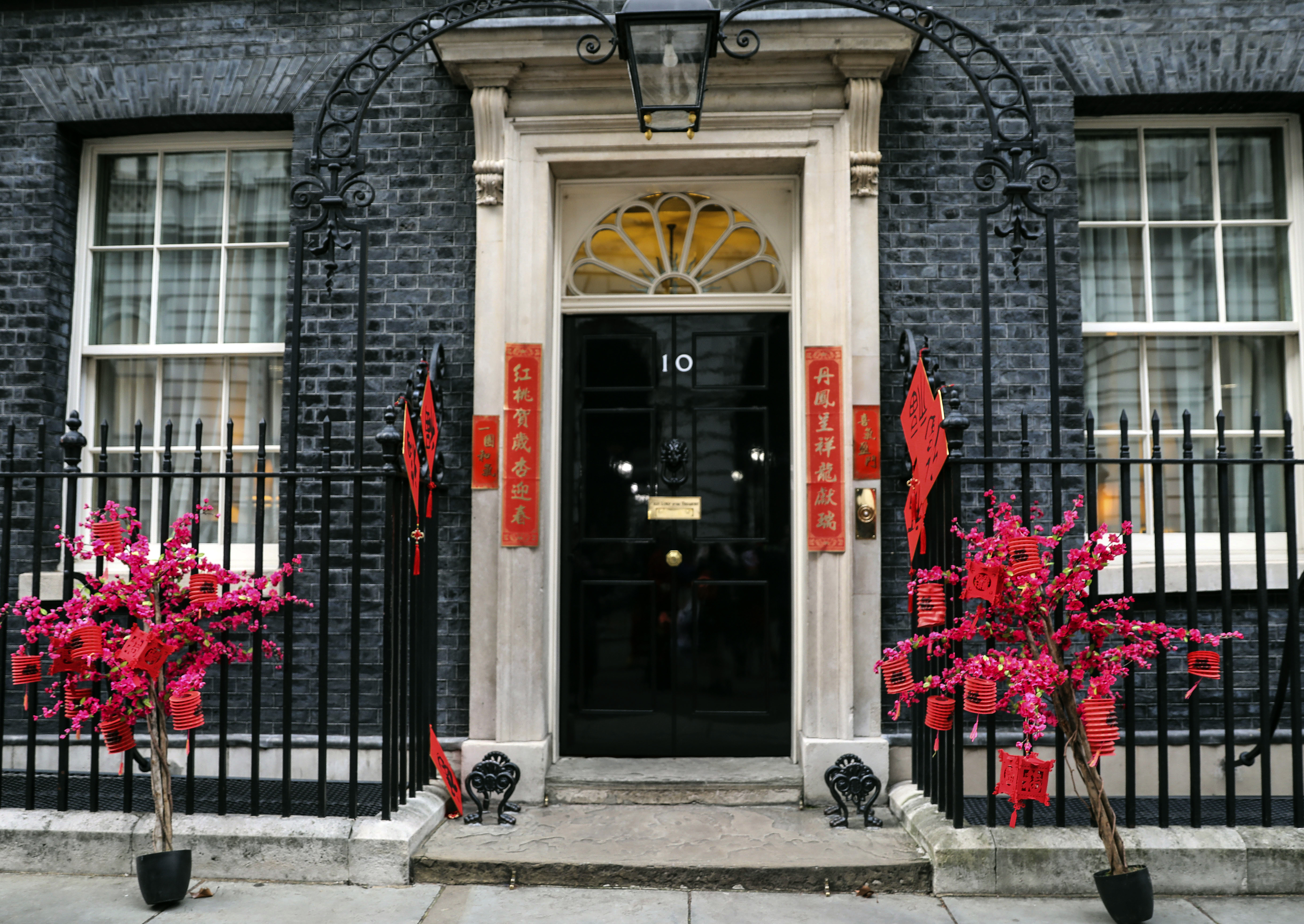 1月31日,在英国伦敦,唐宁街10号首相府门前贴着春联,福字等春节装饰