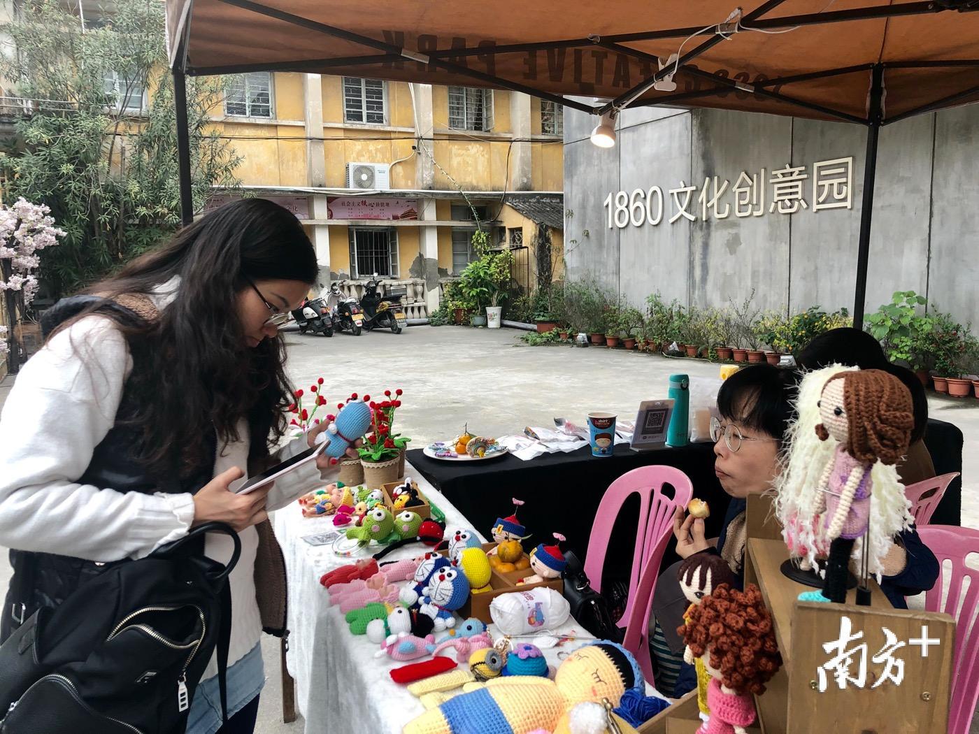 创意集市吸引市民们围观购买。余丹 摄