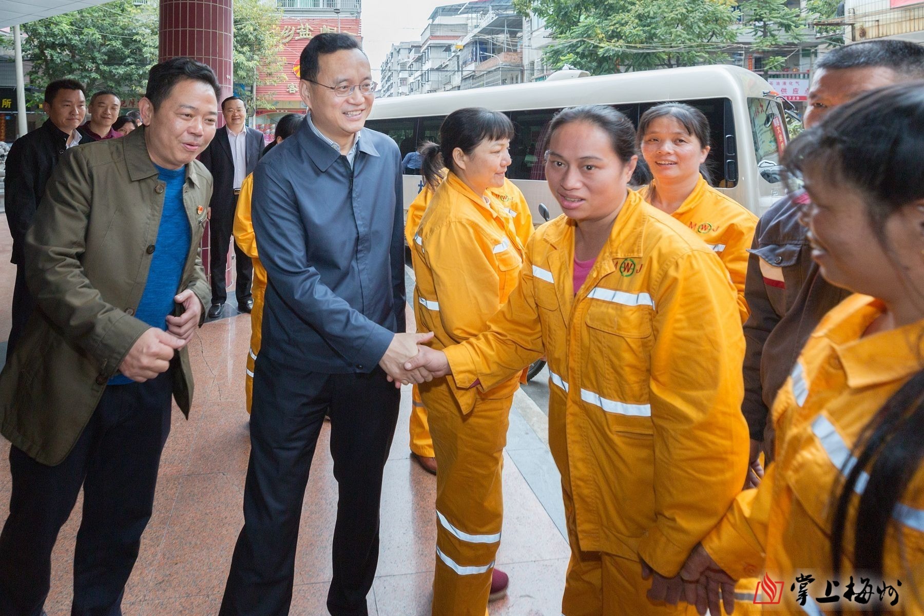 张爱军在市环卫局江南环卫所慰问环卫工人 张爱军在市环卫局江南环卫所慰问环卫工人