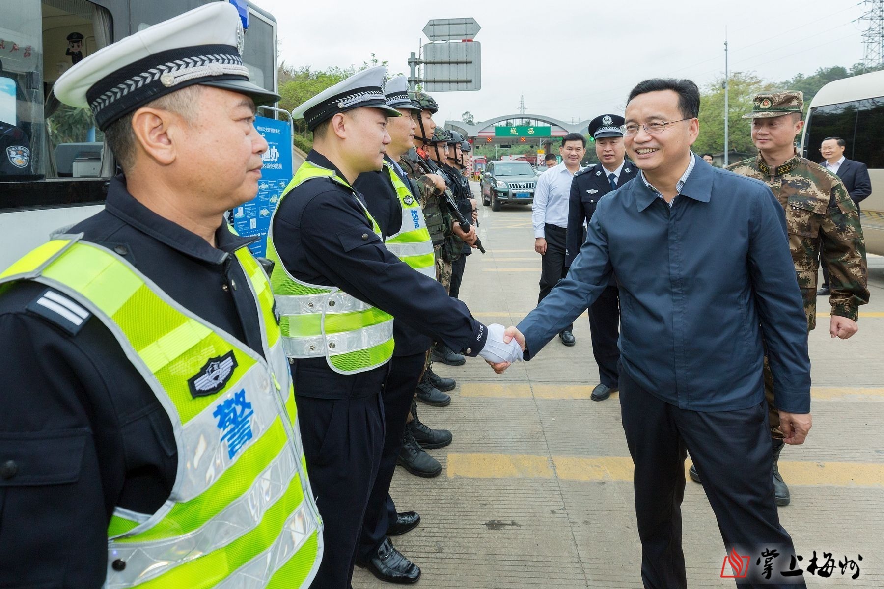 张爱军在梅县区城西高速路出口处慰问春运公安执勤点干警 张爱军在梅县区城西高速路出口处慰问春运公安执勤点干警