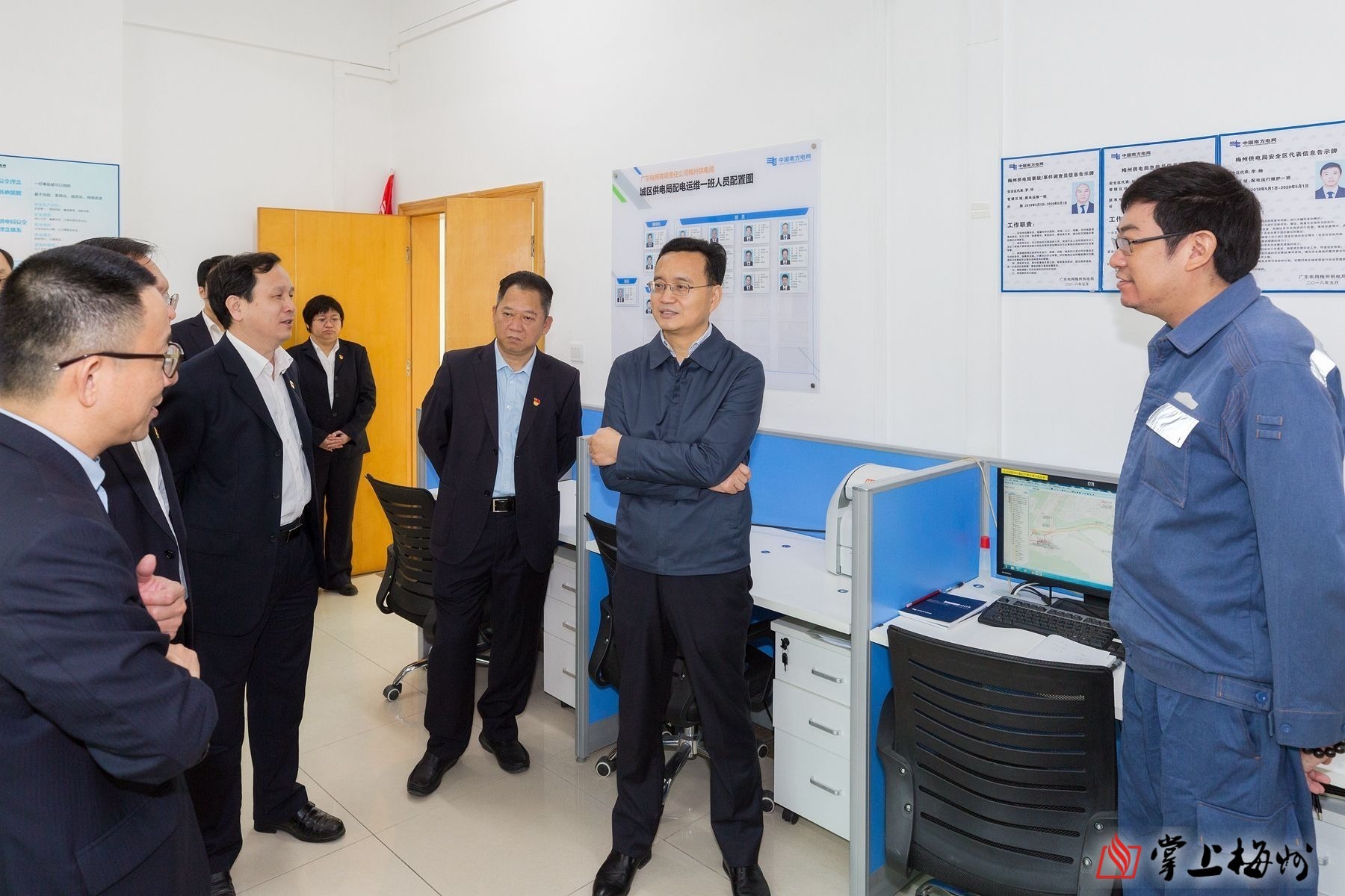 张爱军在城区供电局供电服务中心慰问供电应急人员,并了解春节期间用电保障情况 张爱军在城区供电局供电服务中心慰问供电应急人员,并了解春节期间用电保障情况