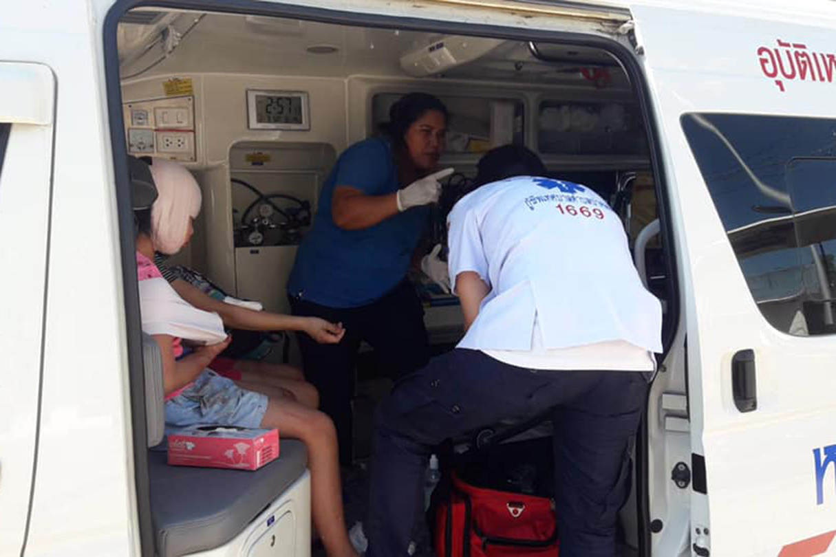 2月9日，救援人员在泰国普吉岛救助快艇撞船事故的受伤游客。