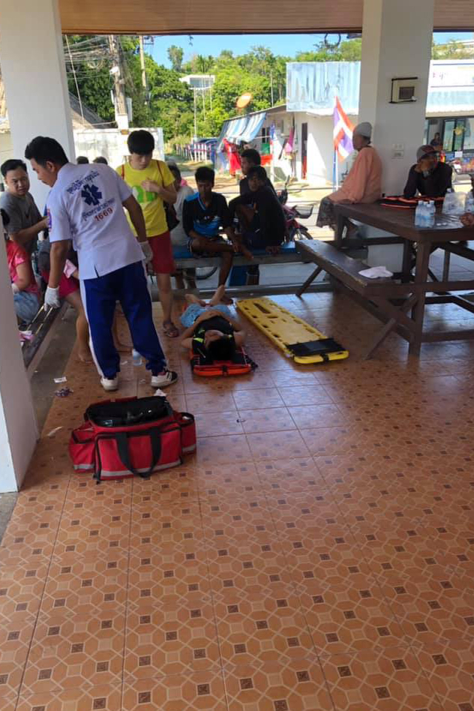 2月9日，救援人员在泰国普吉岛救助快艇撞船事故的受伤游客。