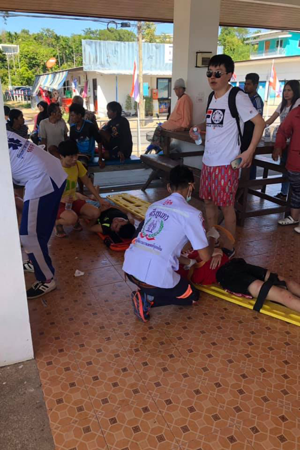 2月9日，救援人员在泰国普吉岛救助快艇撞船事故的受伤游客。