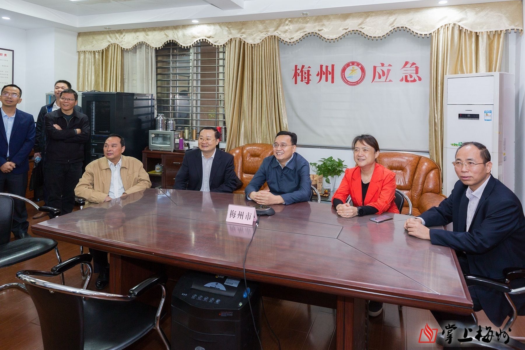 张爱军在市政府总值班室慰问工作人员,并与各县市区值班室连线,给值班人员送上节日的问候和祝福 张爱军在市政府总值班室慰问工作人员,并与各县市区值班室连线,给值班人员送上节日的问候和祝福