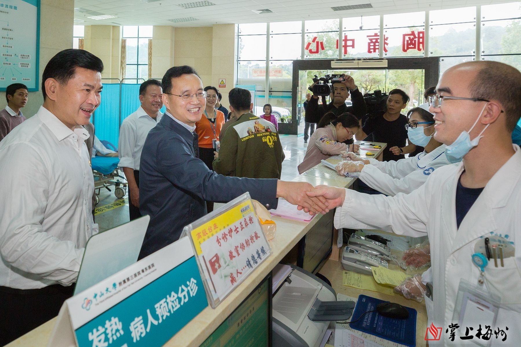 张爱军在中山大学附属第三医院粤东医院慰问医务人员 张爱军在中山大学附属第三医院粤东医院慰问医务人员