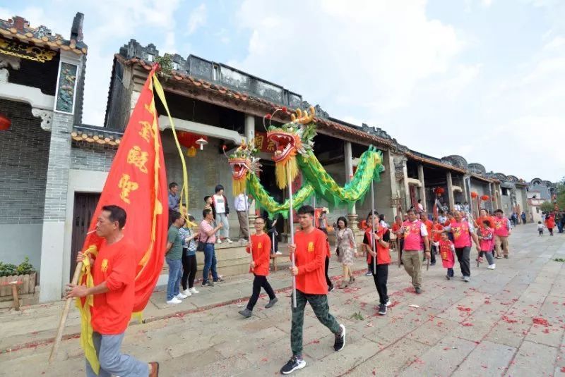 “出色”巡游队伍从区氏宗祠出发。 “出色”巡游队伍从区氏宗祠出发。