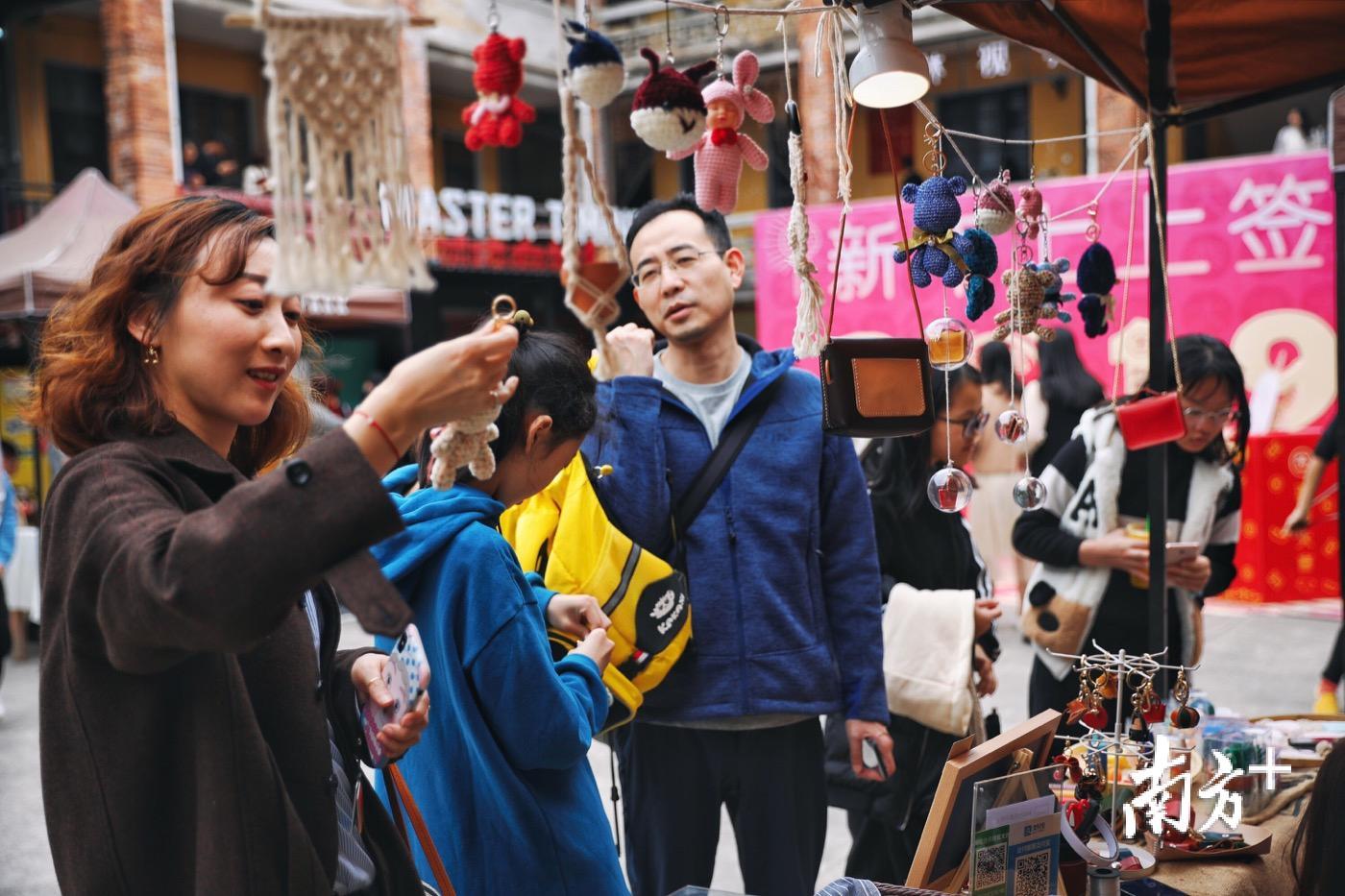 市民游客选购手作品。陈洁纯 摄