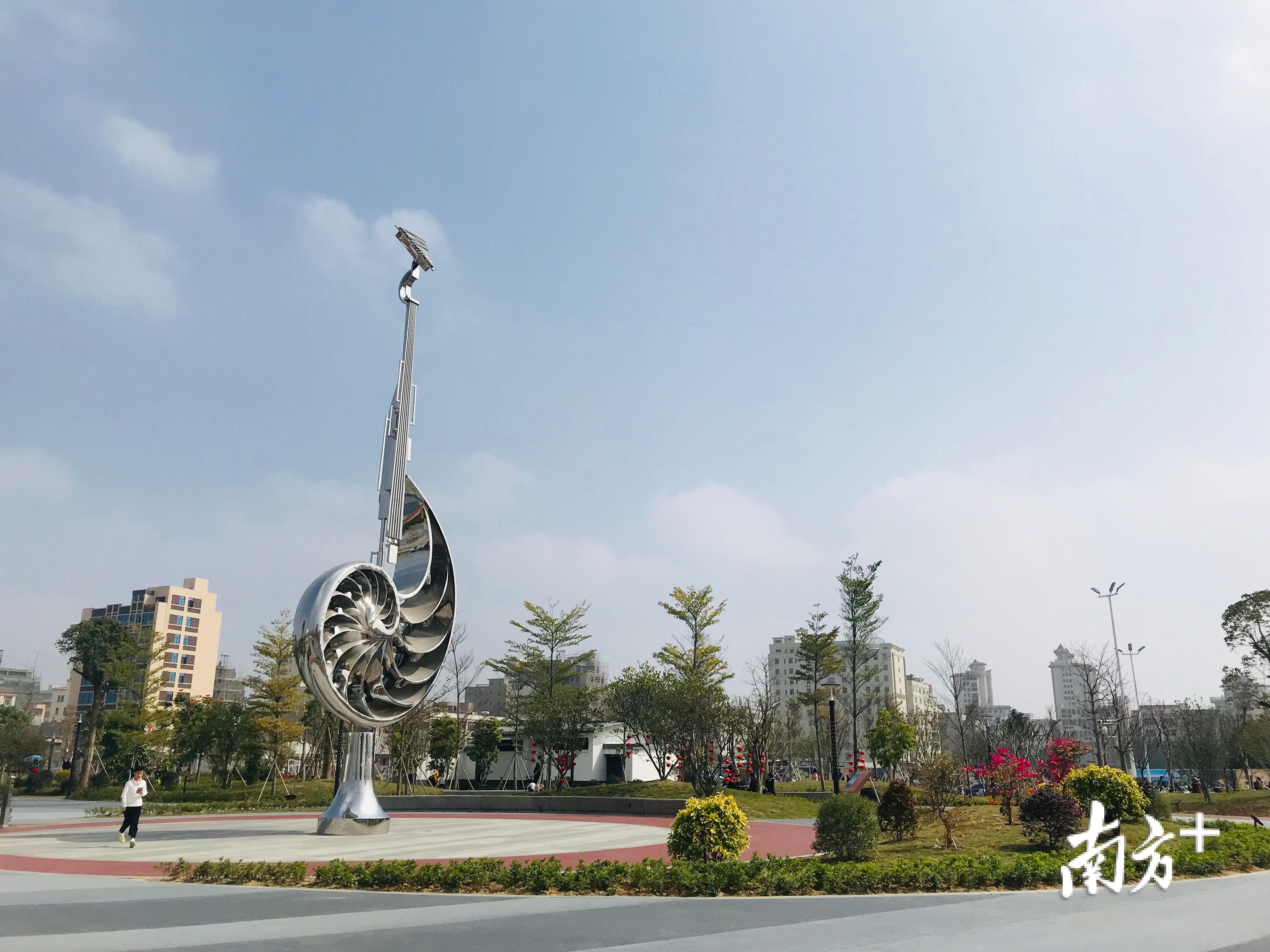 雕塑《听》现代感十足。