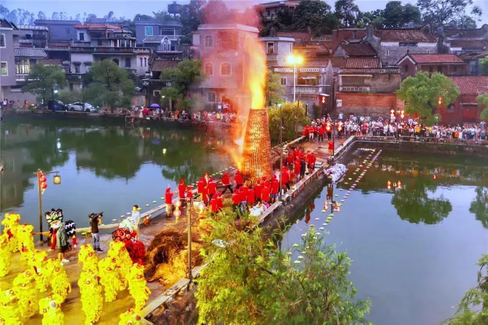 松塘村中秋“烧番塔”登上了cctv-4全程录制的2018年《传奇中国节·中秋》大型现场纪实节目。 松塘村中秋“烧番塔”登上了cctv-4全程录制的2018年《传奇中国节·中秋》大型现场纪实节目。