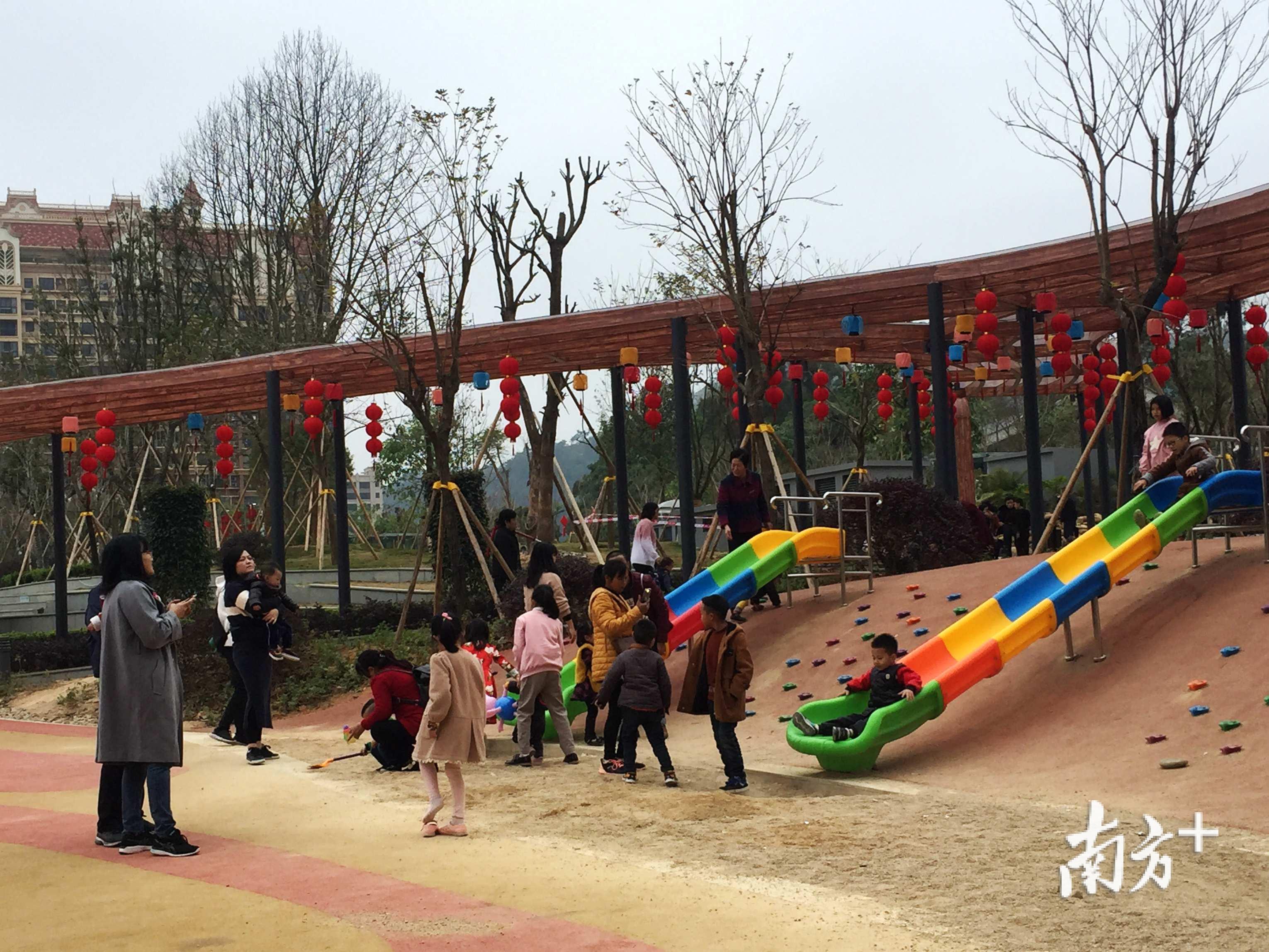 游客在儿童攀爬区玩耍。