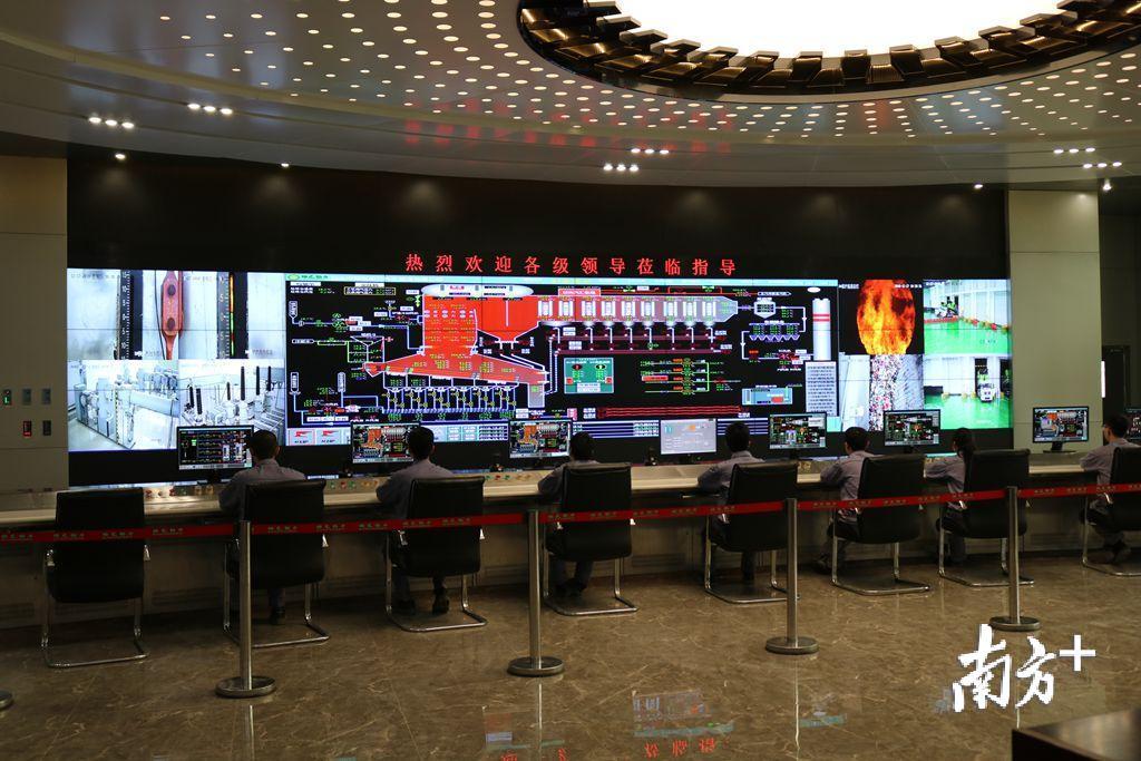 在中央控制室中，技术人员紧盯各种垃圾焚烧发电数据指标变化。