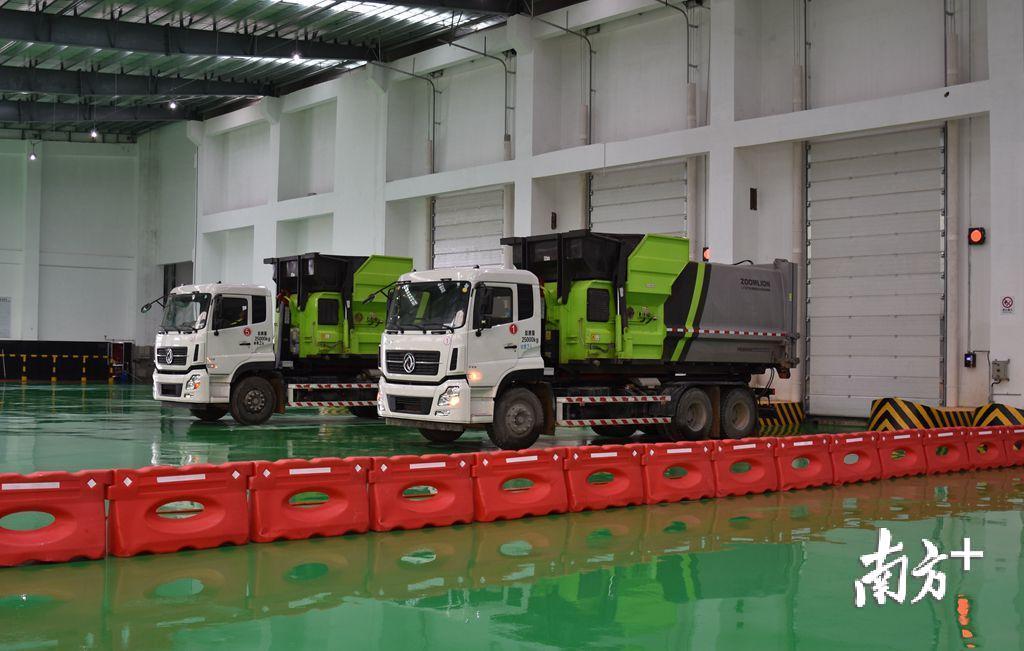 春节期间，垃圾收运车作业时间从每天早上五点半一直到晚上七八点。