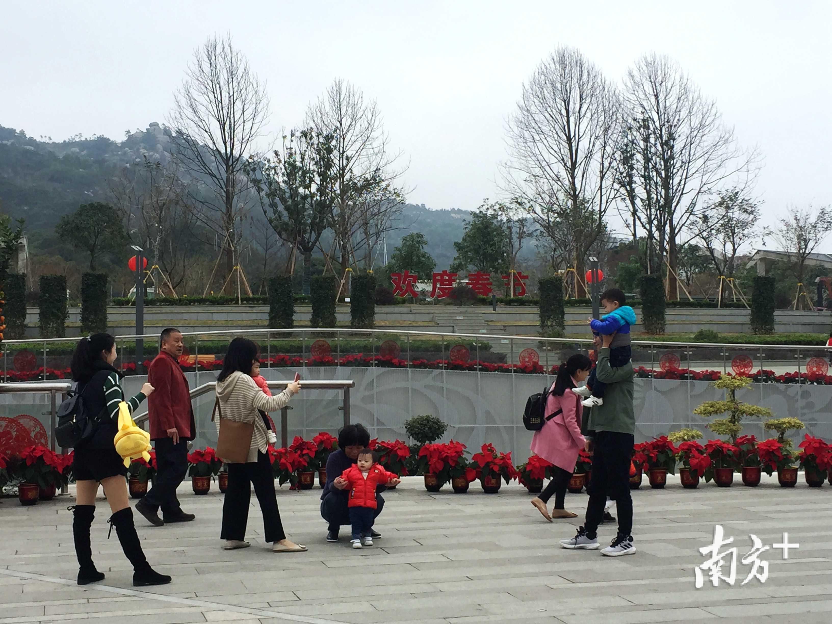 游客在东山公园合影留念。