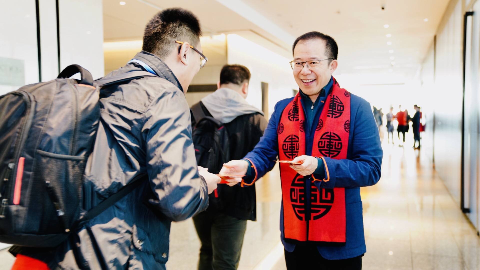 腾讯总裁刘炽平向员工派发利是。
