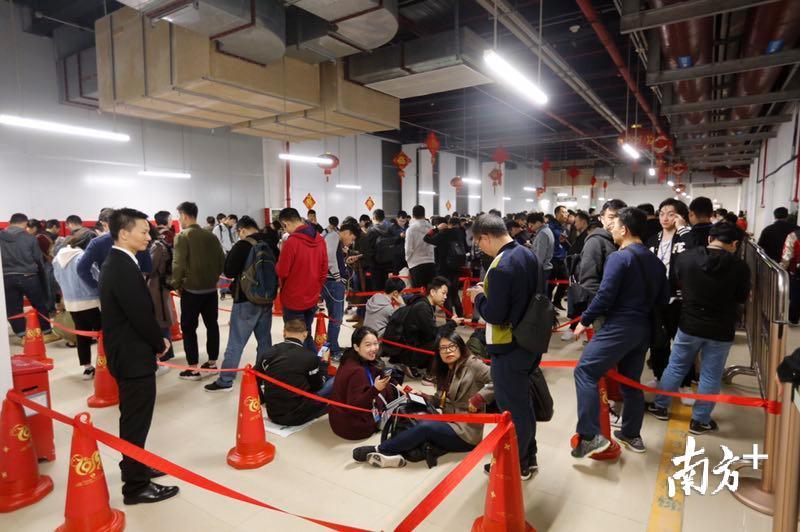 部分员工昨晚8点就来排队