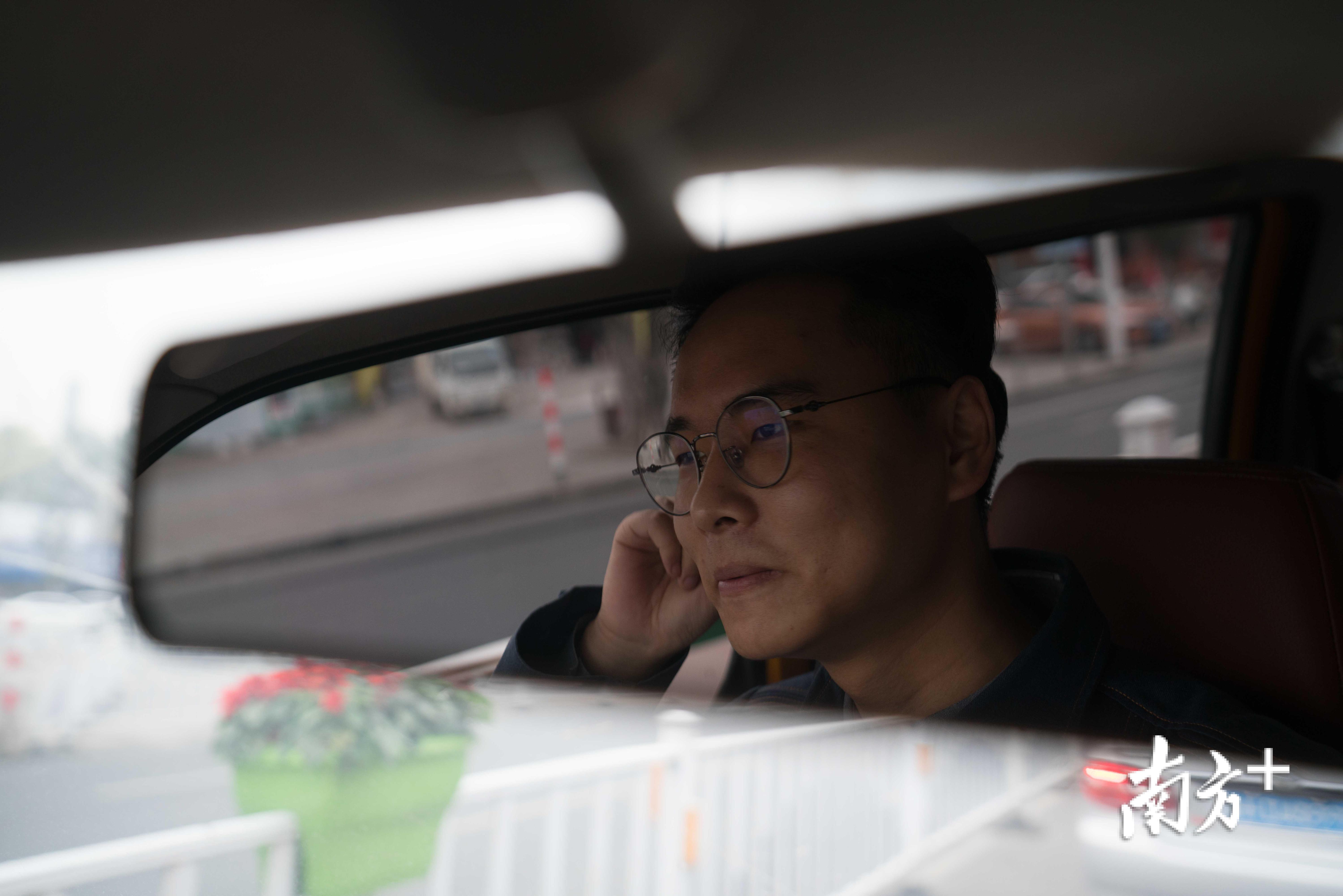 结束了一天的巡视工作,熊智在车上谈起女友的陪伴时脸上少了疲倦多了腼腆。 结束了一天的巡视工作,熊智在车上谈起女友的陪伴时脸上少了疲倦多了腼腆。