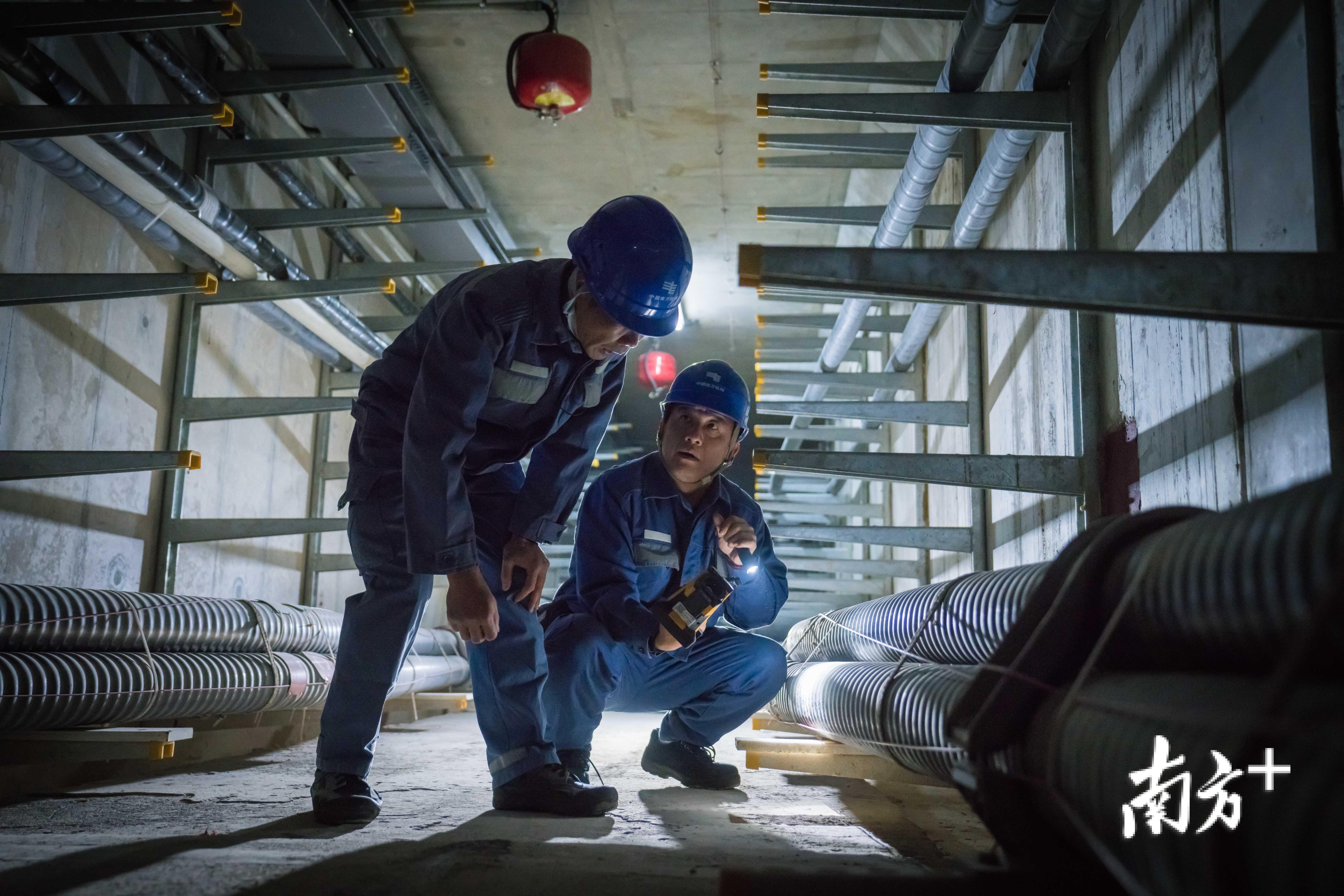 正在管廊内巡视的电缆班队员。