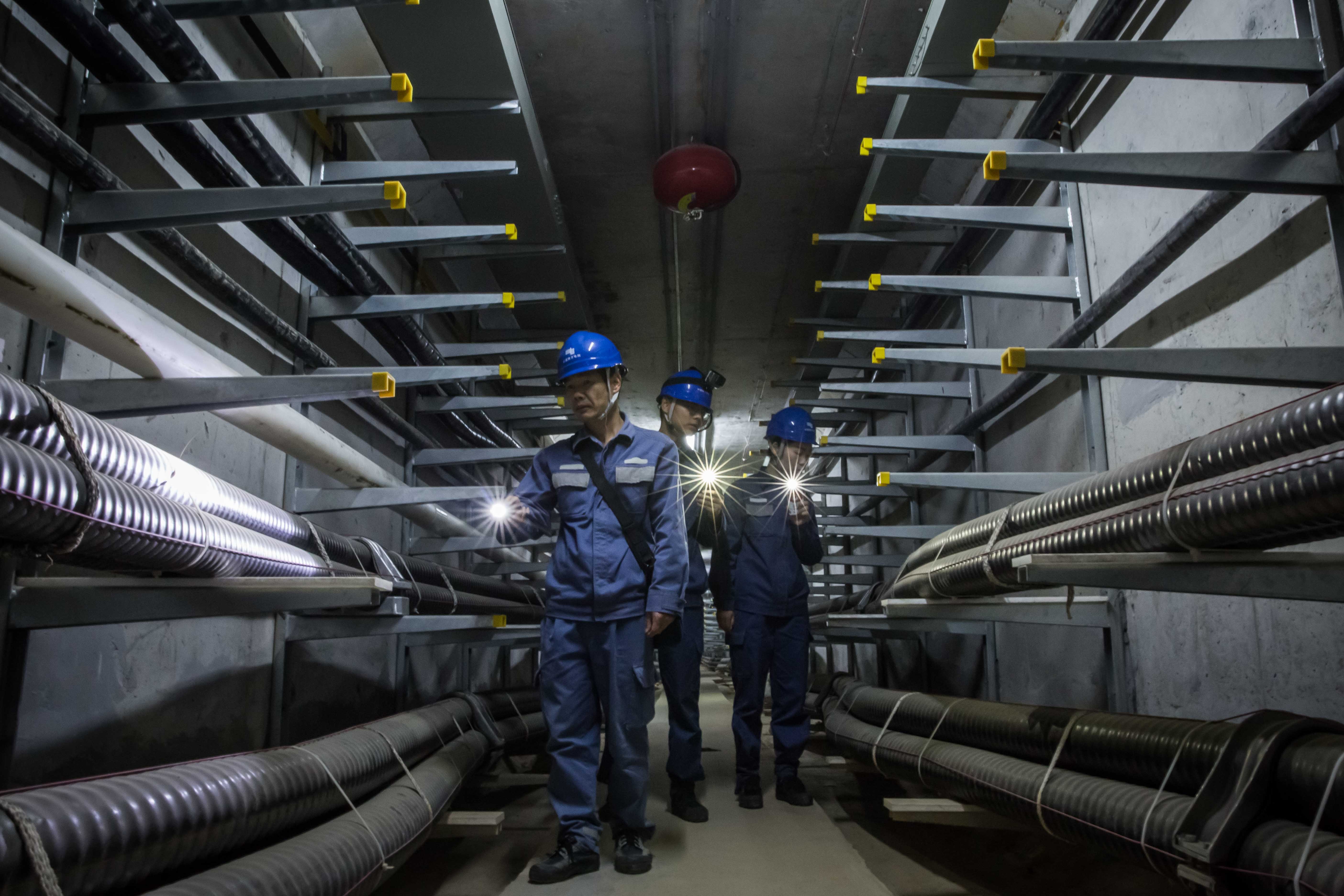 地下管廊内,躺着一条条绵延数十公里的高压电线,长年累月,电缆班成员需维护路线正常运行,保障千家万户正常用电。 地下管廊内,躺着一条条绵延数十公里的高压电线,长年累月,电缆班成员需维护路线正常运行,保障千家万户正常用电。