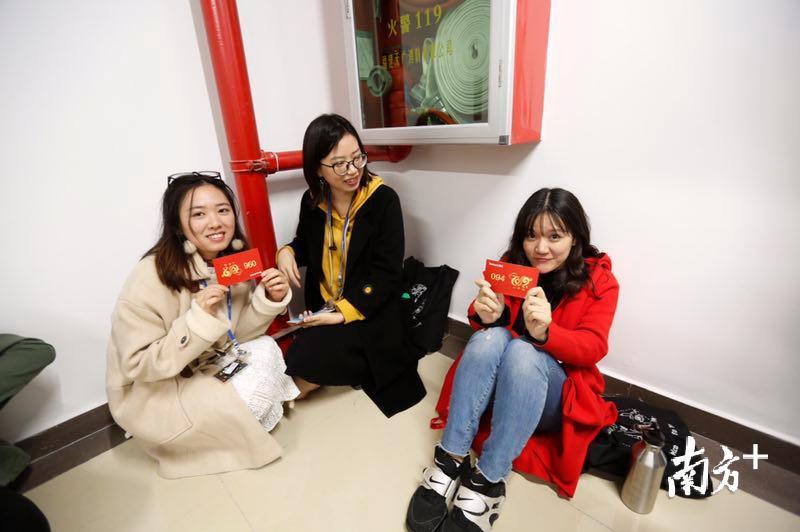 不少排队的员工都表示,按照往年经验,至少要等3个小时,还有员工带上耳机、漫画,当然刷手机的仍然占大多数。微博上也开始有网友晒起了领利是照片