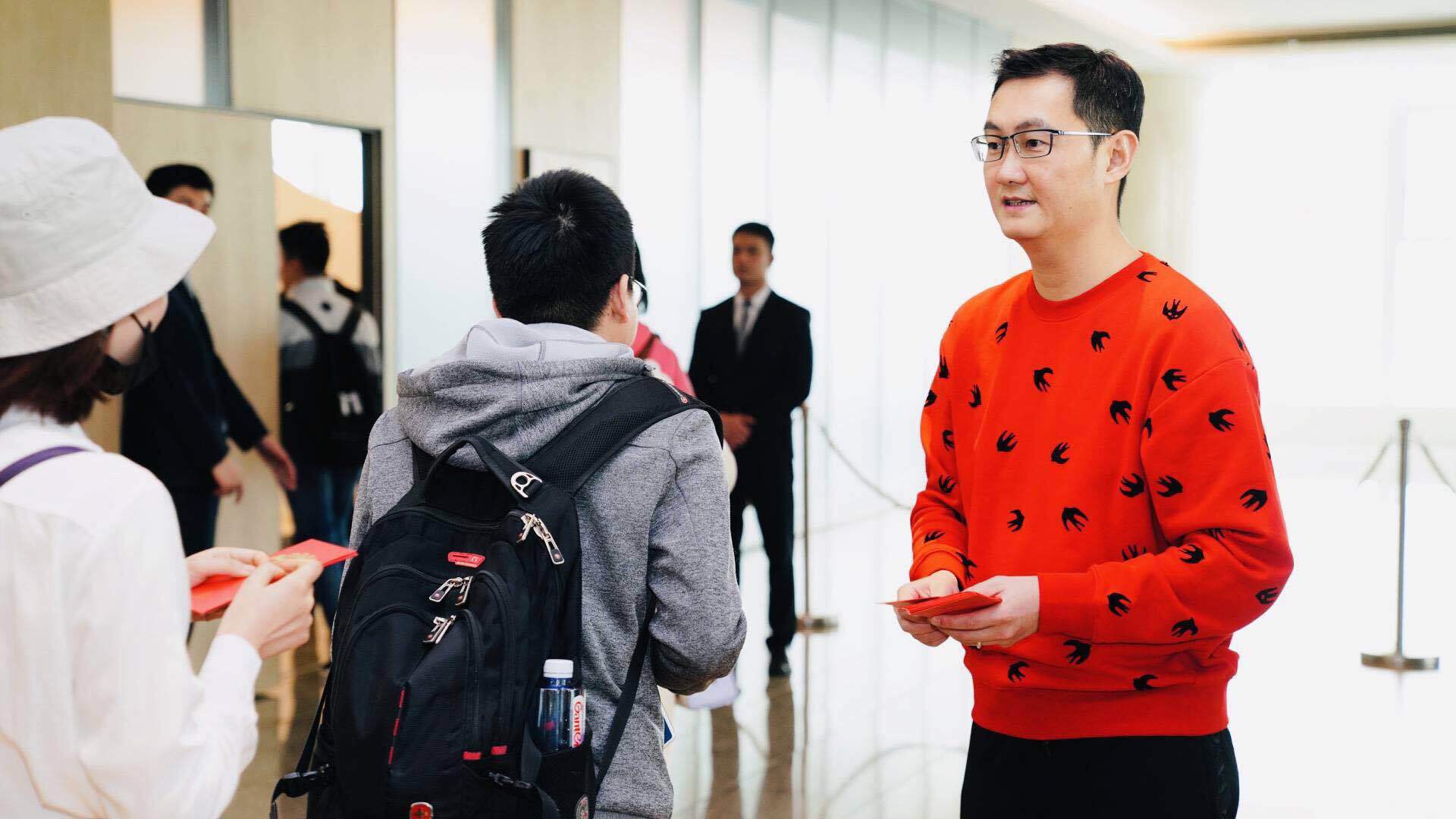 腾讯董事会主席兼首席执行官马化腾向员工派发开工利是。