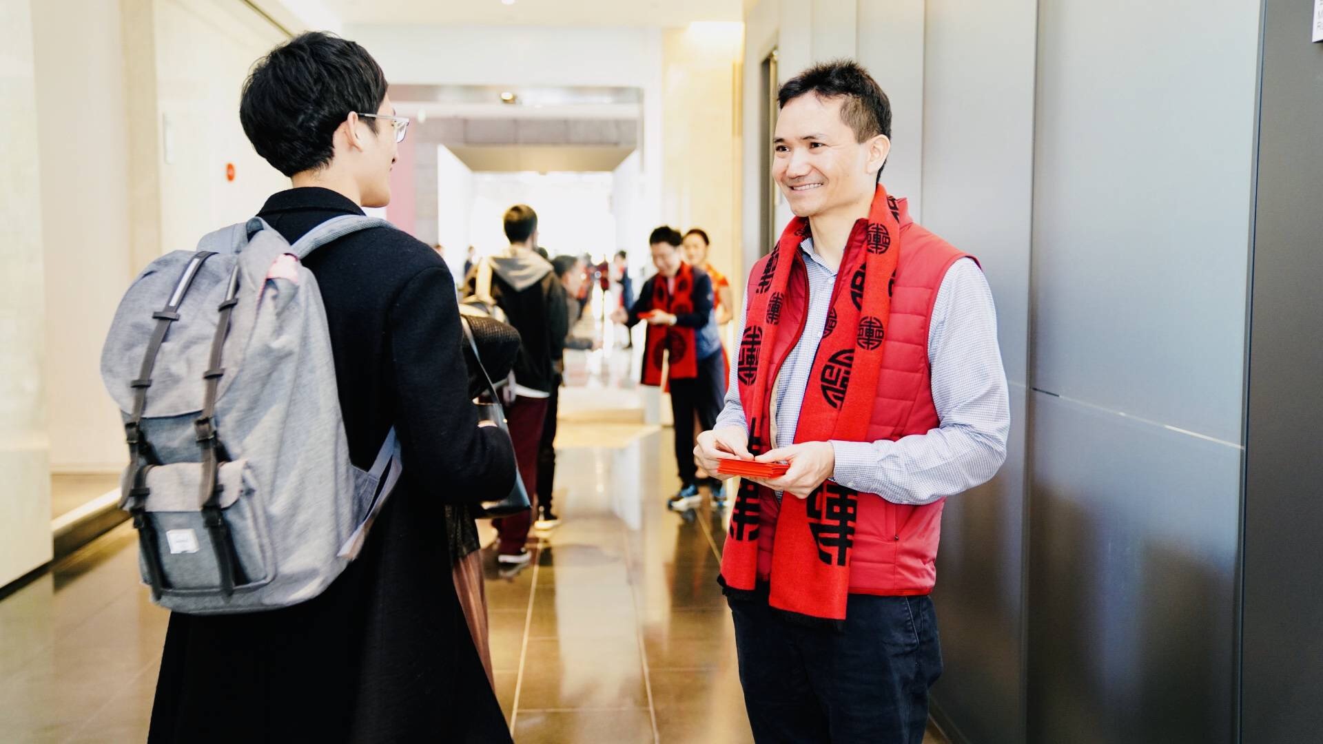 腾讯首席战略官James向员工派发利是。