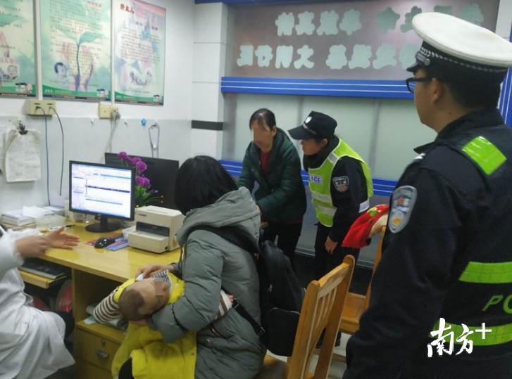 直到患儿苏醒后，民警们才离开医院。赫鹏翀 摄