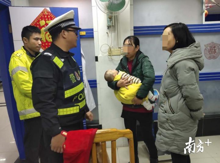 清远交警将高烧婴儿及时送往医院就诊。赫鹏翀 摄
