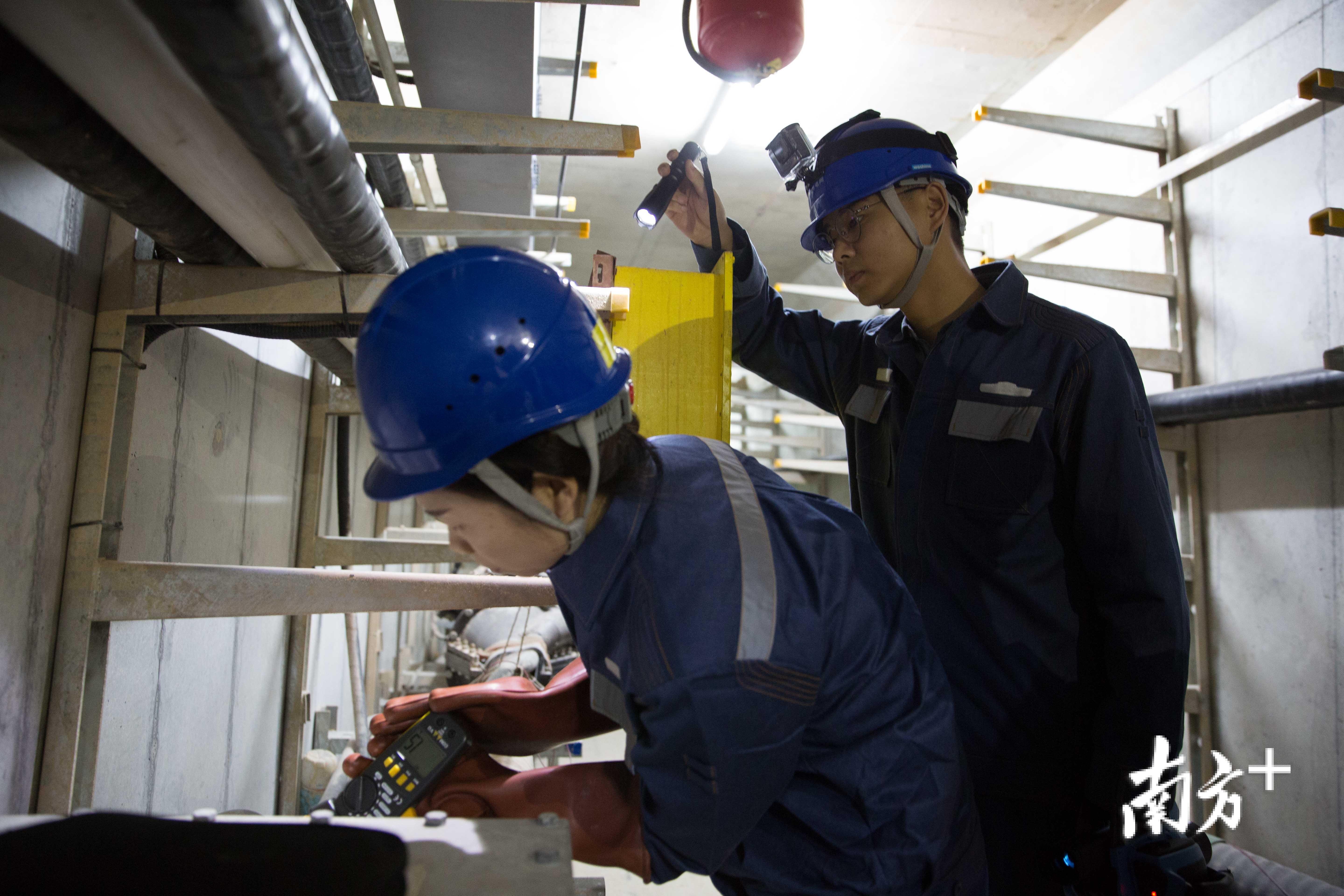 在巡视过程中，对于有疑似问题的电缆，熊智和队员们会分工合作，确保电缆状态正常