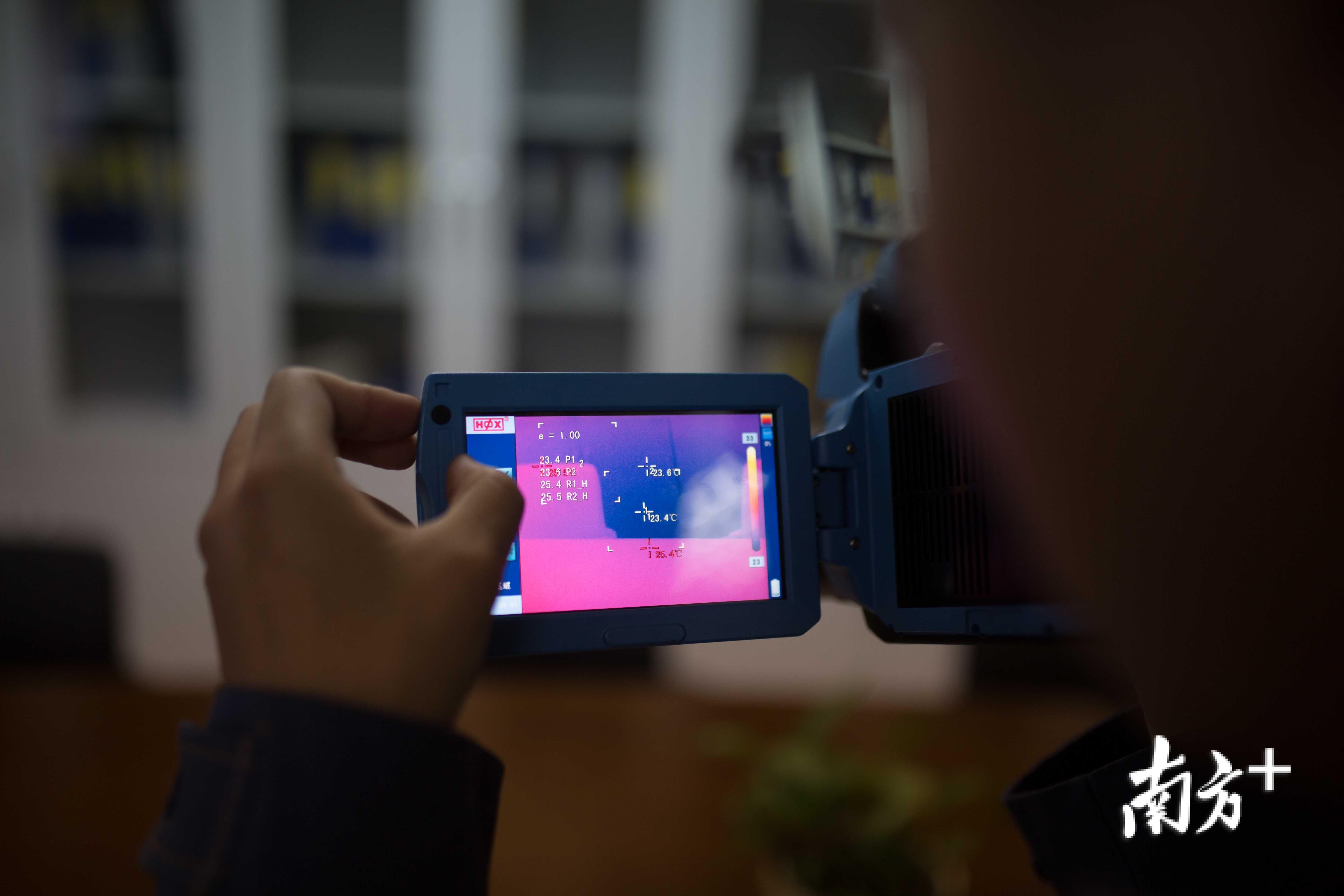 熊智正在检查热成像仪器,以免错过了问题电缆。 熊智正在检查热成像仪器,以免错过了问题电缆。