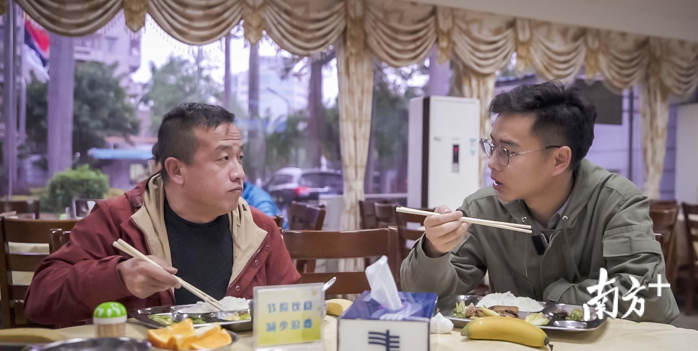 完成了一天的巡视任务后,班组成员们坐在一起吃饭聊家常。 完成了一天的巡视任务后,班组成员们坐在一起吃饭聊家常。