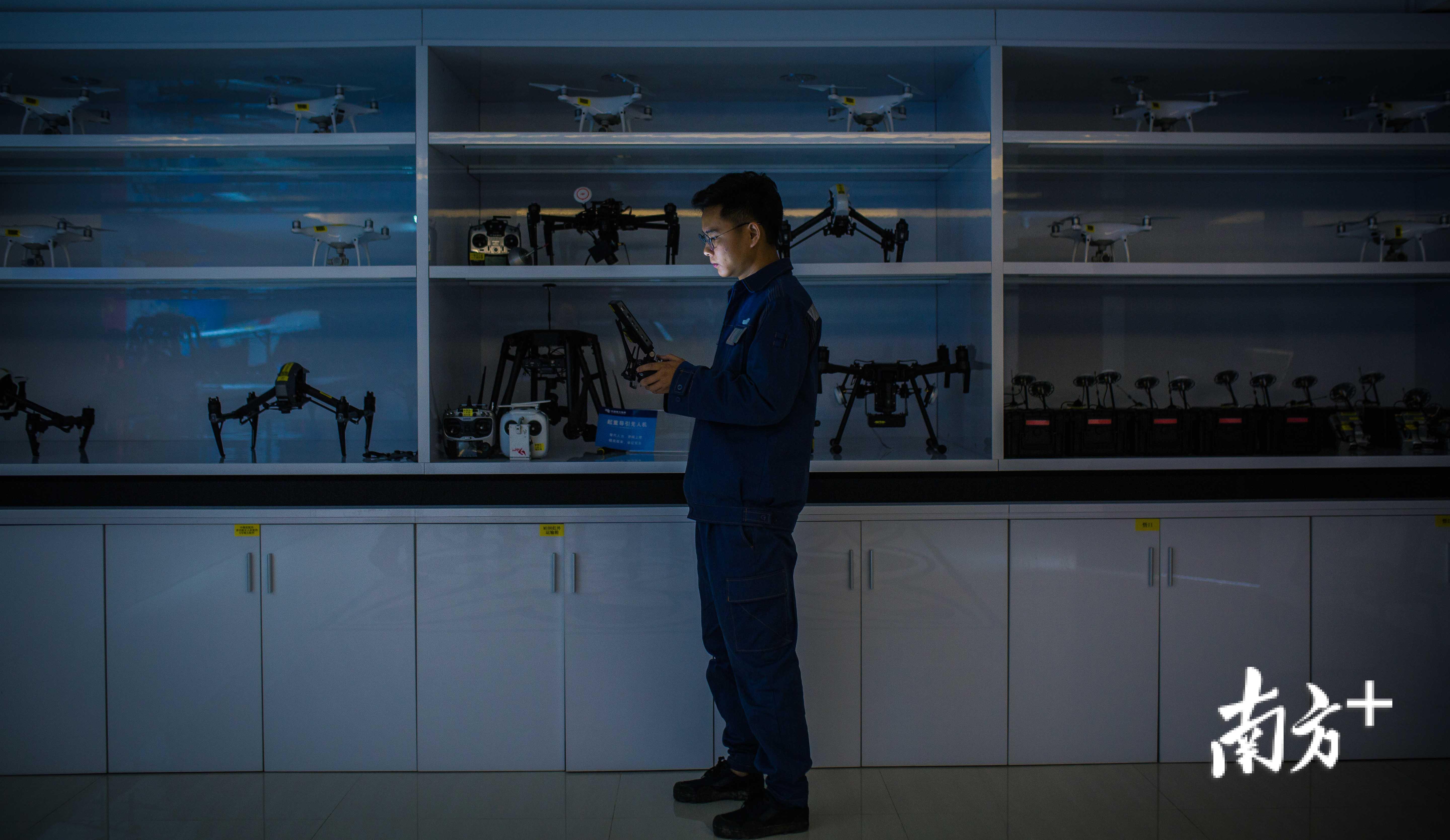 如今无人机等新技术手段给电缆班的成员们提供了很大的便捷。 如今无人机等新技术手段给电缆班的成员们提供了很大的便捷。