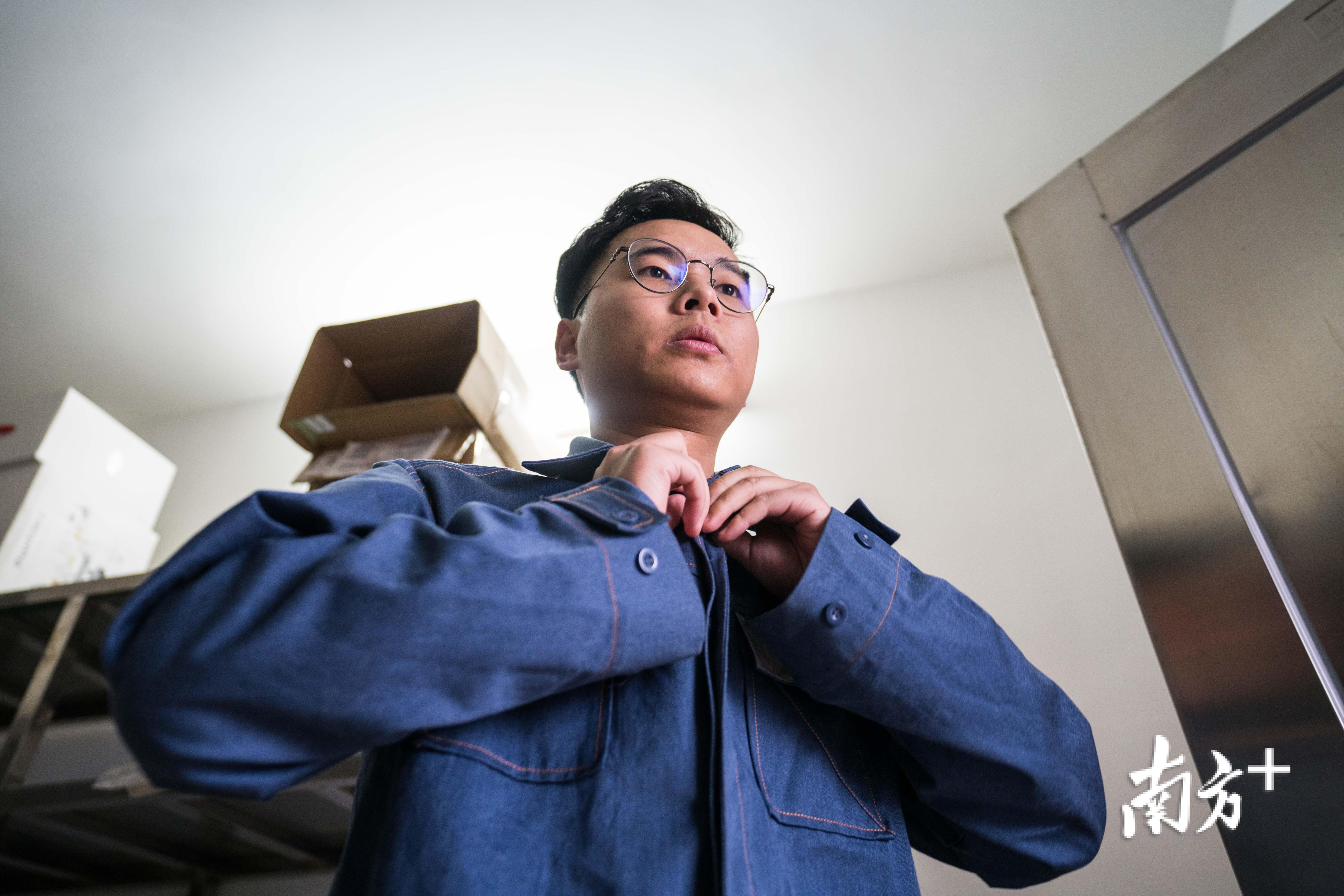 熊智更换工作服,准备开始一天的巡视任务。 熊智更换工作服,准备开始一天的巡视任务。