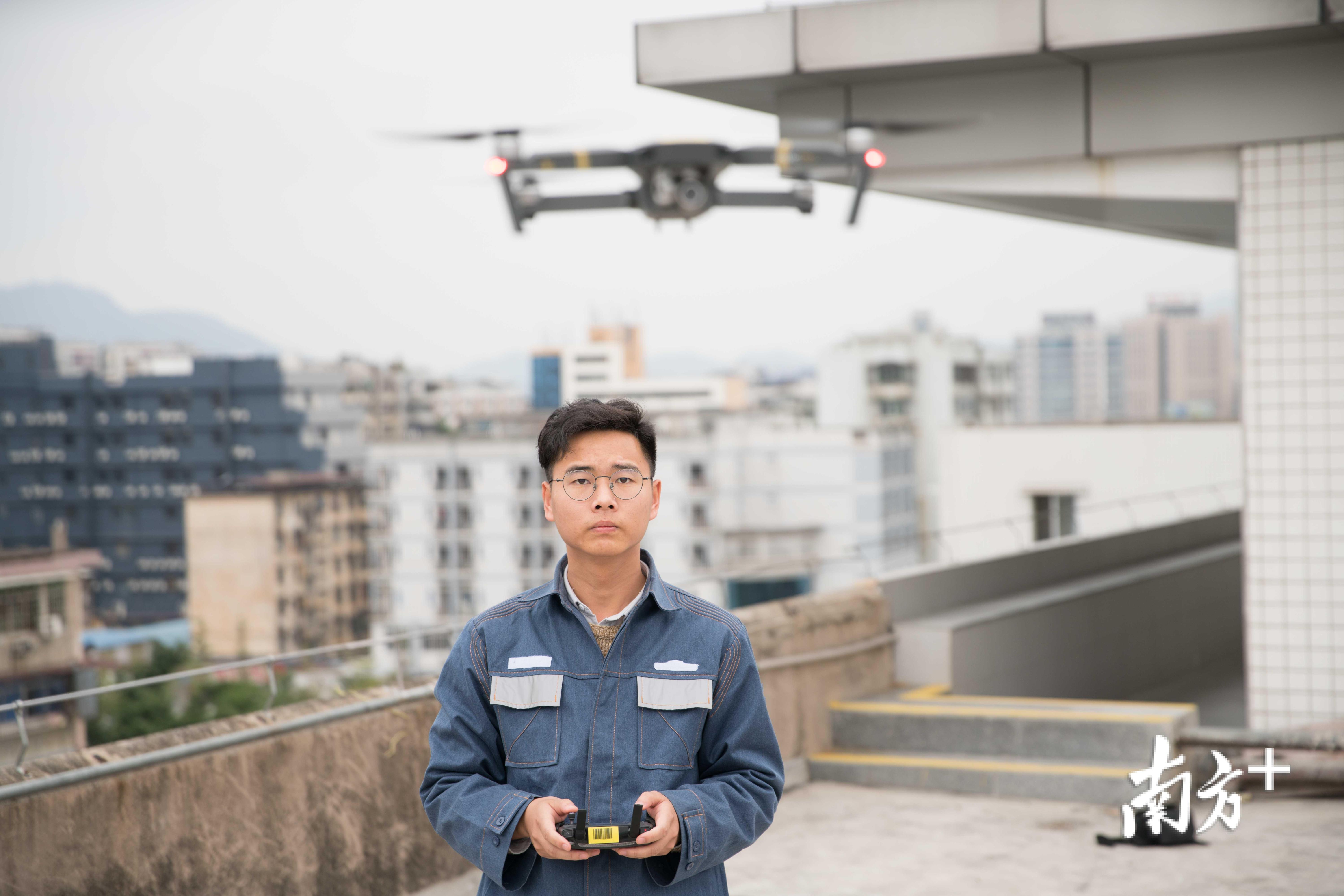 熊智正在调试无人机。 熊智正在调试无人机。