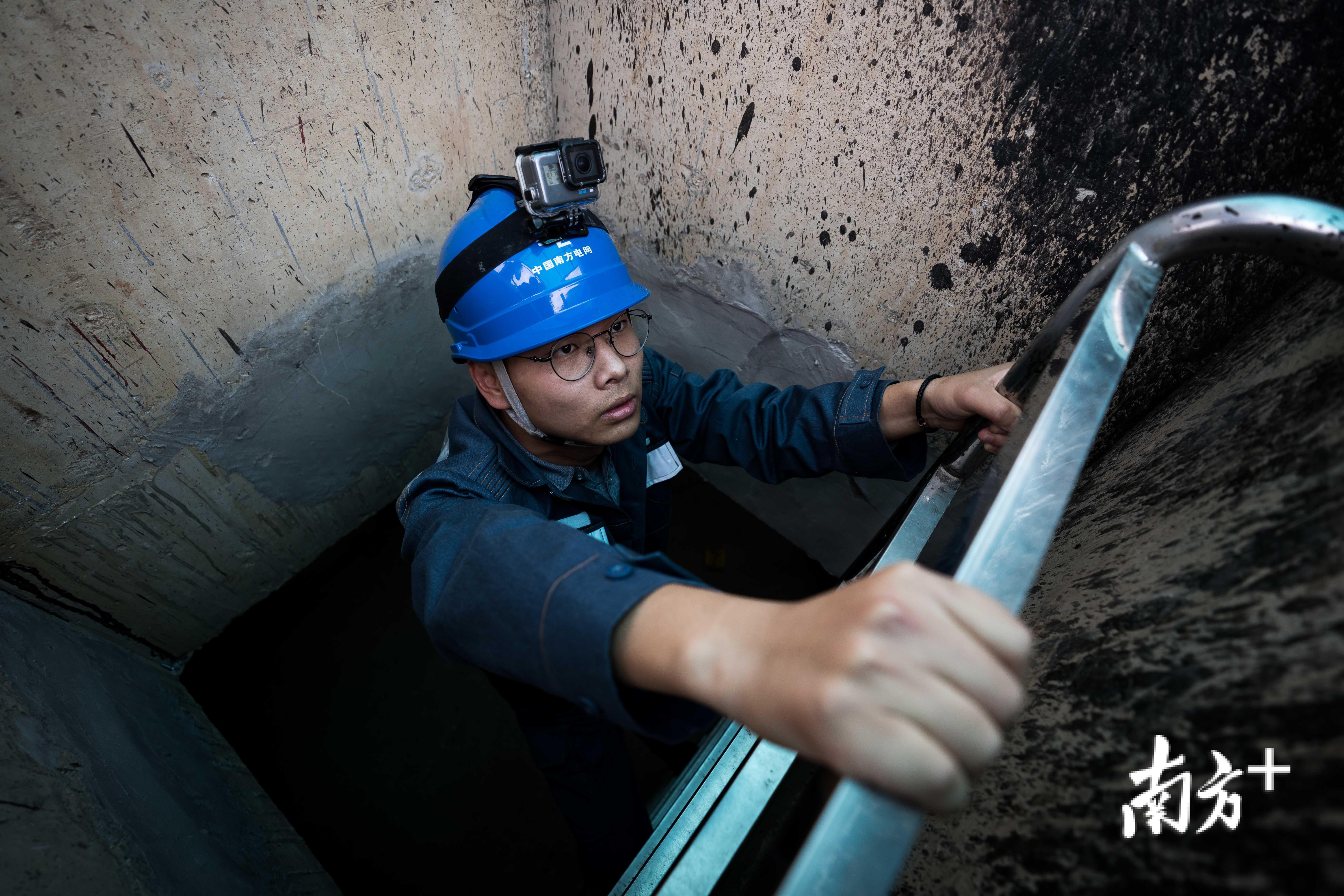 从地面进入地下管廊入口需要攀爬两层铁梯。 从地面进入地下管廊入口需要攀爬两层铁梯。