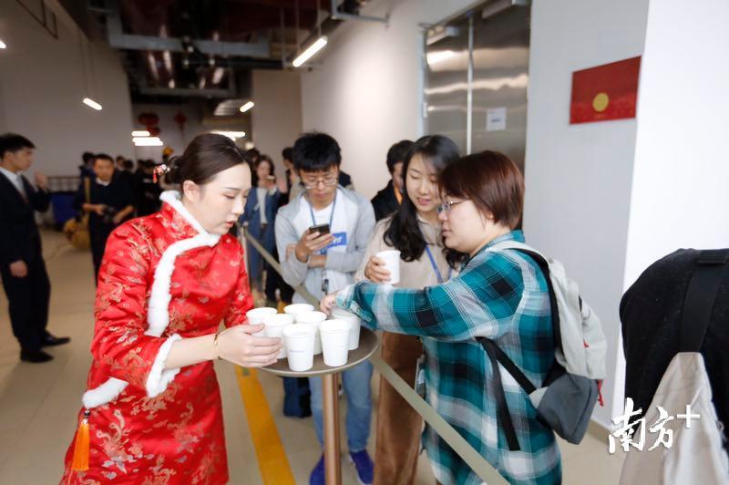 过了一个春(Xia)节(Tian),2月12日的深圳天气转凉,现场穿着红色旗袍的鹅厂小姐姐还贴心地准备的热水,现场工作人员表示,最早来排队的鹅厂同学昨晚八点便到滨海大厦了。