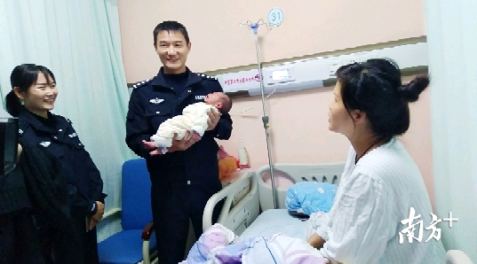 民警刘亚平今日去探望两天前救援的产妇和新生儿。 欧阳少伟摄 民警刘亚平今日去探望两天前救援的产妇和新生儿。 欧阳少伟摄