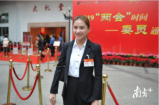 澳门知名人士何鸿燊之女、1991年出生的何超莲作为港澳委员也首次亮相本次会议。