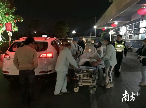 image.png11日夜间,南方医科大学顺德医院急诊科医护团队展开接力救援。通讯员供图 image.png11日夜间,南方医科大学顺德医院急诊科医护团队展开接力救援。通讯员供图