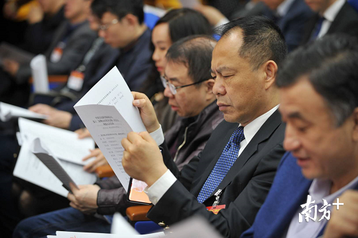 一年来各民主党派、工商联、人民团体充分发挥各自优势，积极履行职责，共提交提案40件，反映社情民意信息1245篇。