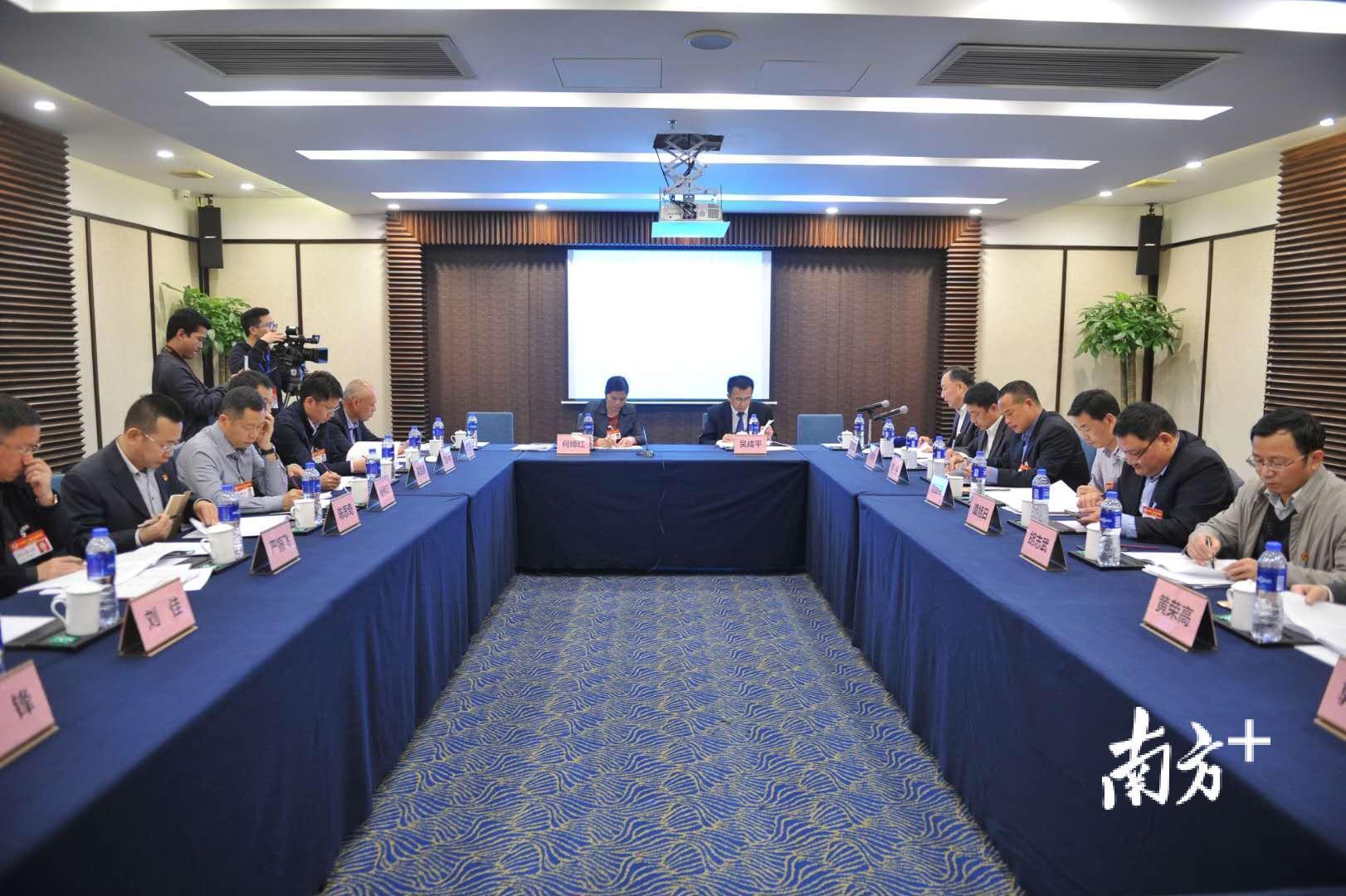 佛山市政协十二届三次会议正在进行分组讨论。图为第十一组讨论现场。戴嘉信摄。