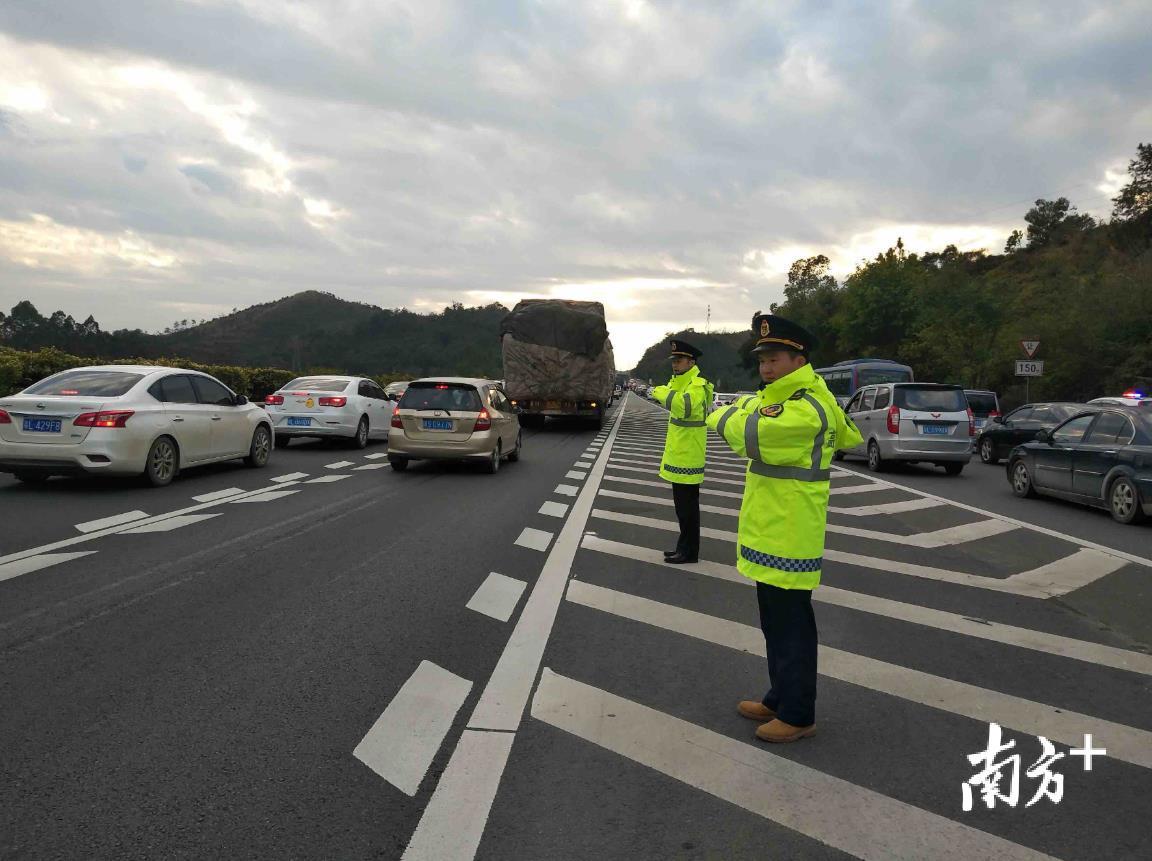 河源市高速交警车流中指挥交通.