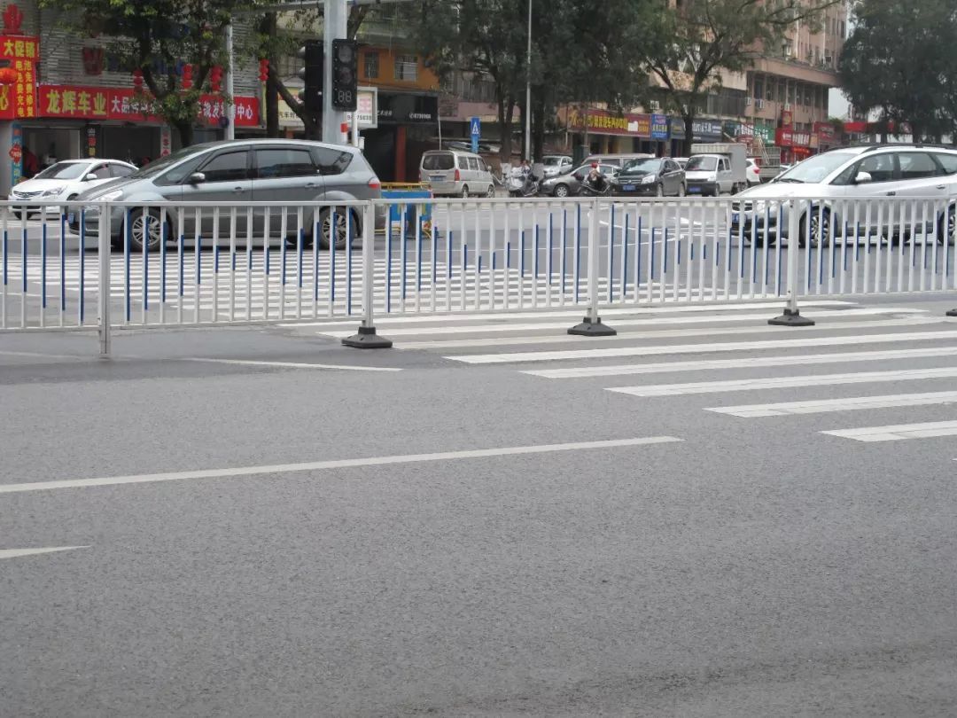 分隔护栏将斑马线“拦腰折断”。韶关日报记者 黄俊 摄 分隔护栏将斑马线“拦腰折断”。韶关日报记者 黄俊 摄