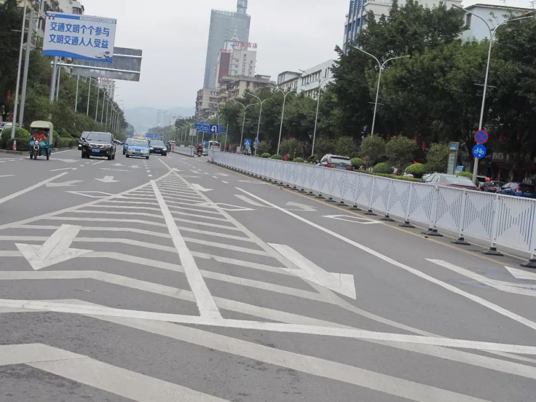 工业中路车道上的混乱的标线。 韶关日报记者 黄俊 摄 工业中路车道上的混乱的标线。 韶关日报记者 黄俊 摄