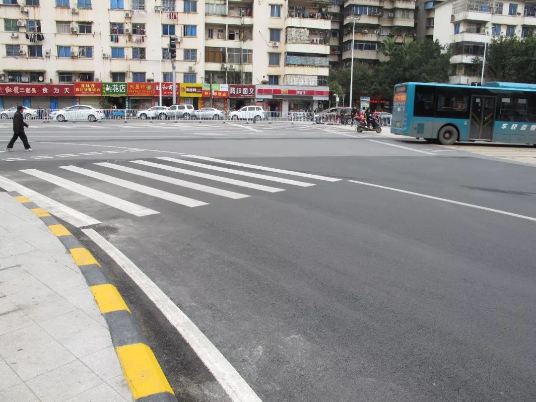 工业西路与芙蓉北路分叉口上仅存一段“两头不到岸”的斑马线,记者采访时仍有市民图方便强行走到不远处的斑马线上。 韶关日报记者 黄俊 摄 工业西路与芙蓉北路分叉口上仅存一段“两头不到岸”的斑马线,记者采访时仍有市民图方便强行走到不远处的斑马线上。 韶关日报记者 黄俊 摄