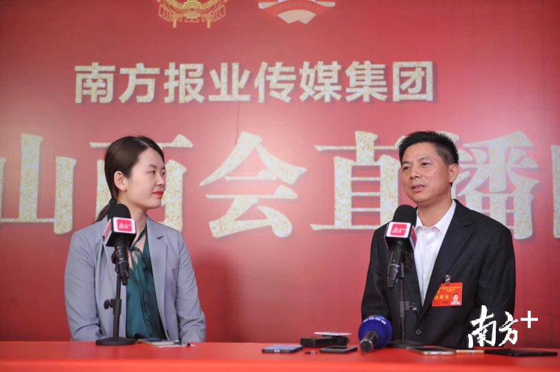 彭聪恩走进南方报业传媒集团佛山“两会”直播间。