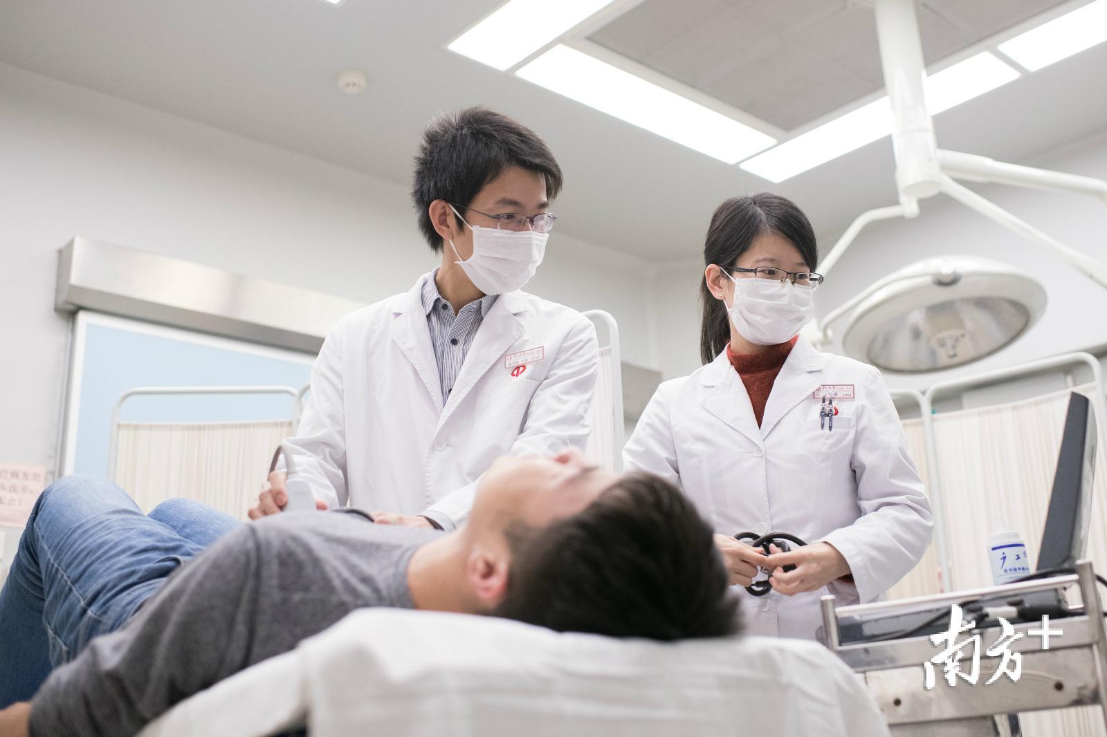 两人经常一起抢救病人。 两人经常一起抢救病人。