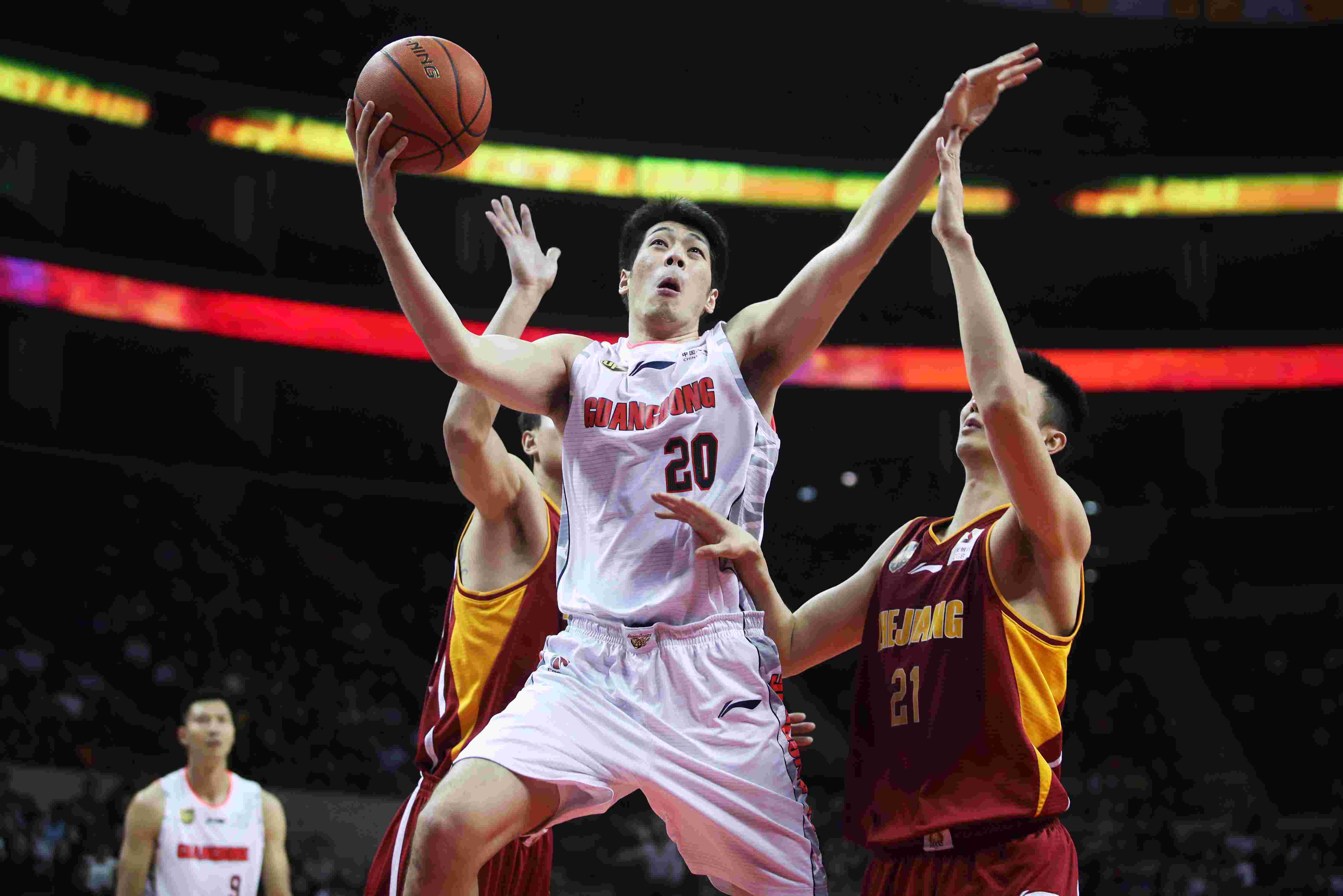 阿联荣膺cba篮板王24岁的cba成数据里程碑年