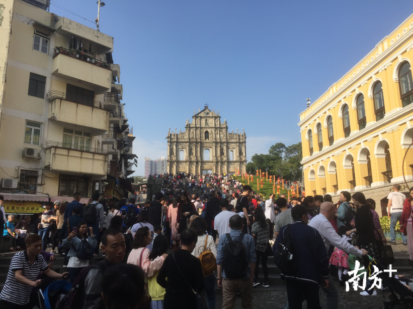 春节期间，澳门大三巴牌坊附近游客爆满。