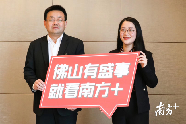 顾耀辉走进南方报业传媒集团佛山“两会”直播间。